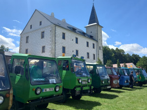 Desítky vozů značky Multicar se sjely do areálu Zámku Příseka, podařilo se překonat rekord