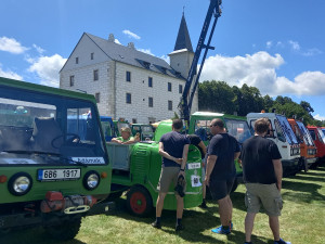 Desítky vozů značky Multicar se sjely do areálu Zámku Příseka, podařilo se překonat rekord