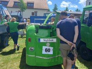 Desítky vozů značky Multicar se sjely do areálu Zámku Příseka, podařilo se překonat rekord