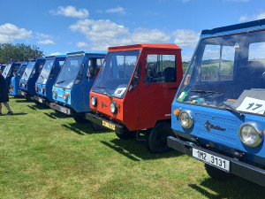 Desítky vozů značky Multicar se sjely do areálu Zámku Příseka, podařilo se překonat rekord