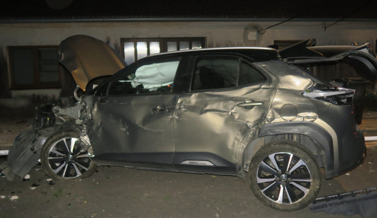 U Telče se ve čtvrtek před půlnocí bouralo, šedesátiletý řidič má škodu tři sta tisíc. Foto: poskytla Policie ČR