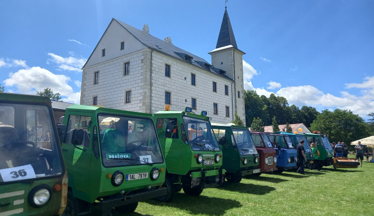 Desítky vozů značky Multicar se sjely do areálu Zámku Příseka, podařilo se překonat rekord
