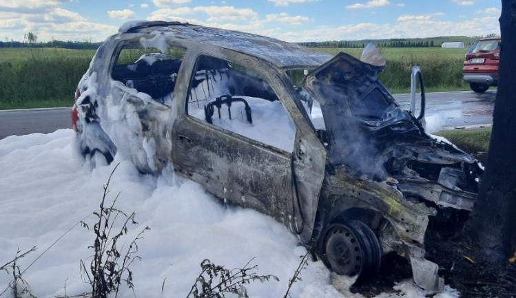 Řidič vyjel ze silnice a narazil do stromu, z hořícího auta vyvázl s lehkým zraněním