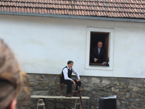 VIDEO: Dolní Cerekev oslavila 800 let. Stovky lidí šly historickým průvodem, na den se tam znovu objevila brána, kterou zbořil tank