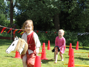 VIDEO: Dolní Cerekev oslavila 800 let. Stovky lidí šly historickým průvodem, na den se tam znovu objevila brána, kterou zbořil tank