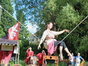 VIDEO: Dolní Cerekev oslavila 800 let. Stovky lidí šly historickým průvodem, na den se tam znovu objevila brána, kterou zbořil tank