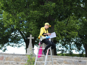 VIDEO: Dolní Cerekev oslavila 800 let. Stovky lidí šly historickým průvodem, na den se tam znovu objevila brána, kterou zbořil tank