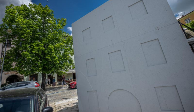 Jihlava se dnes rozloučí s kontroverzní tribunou na náměstí, o víkendu se rozmontuje a odveze. Foto: poskytlo Město Jihlava