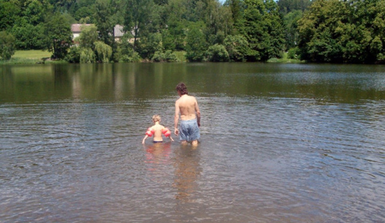 Voda v přírodních lokalitách je dobrá, hygienici varují jen před koupáním ve Vodní nádrži Sedlice