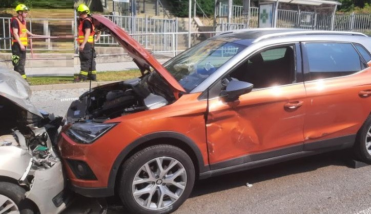 V Pelhřimově se dopoledne srazila čtyři auta, jeden z řidičů utrpěl zranění