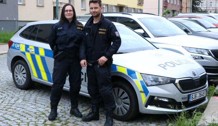 V Jihlavě ležel na zemi muž v křečích. Policisté neváhali a poskytli mu pomoc. Foto: poskytla Policie ČR