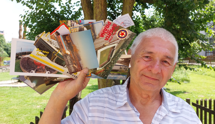 Rudolf Káva se svými pohlednicemi. Foto: poskytla Agentura Dobrý den
