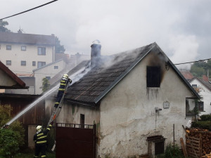 Tragédie na Jihlavsku. Dva lidé dnes před obědem uhořeli v rodinném domě