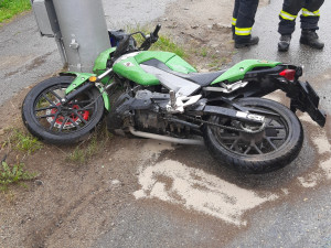 Nehoda na Romana Havelky. Motorkáře, který se srazil s autem, transportovali do jihlavské nemocnice