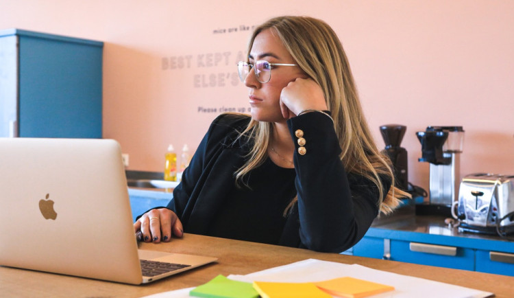 PRŮZKUM: Češi nechtějí znát platy kolegů, přestože pociťují diskriminaci