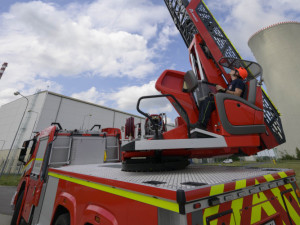 Hasiči v dukovanské elektrárně mají nový žebřík. Vysune se do 40 metrů, do 90 sekund může jít do akce