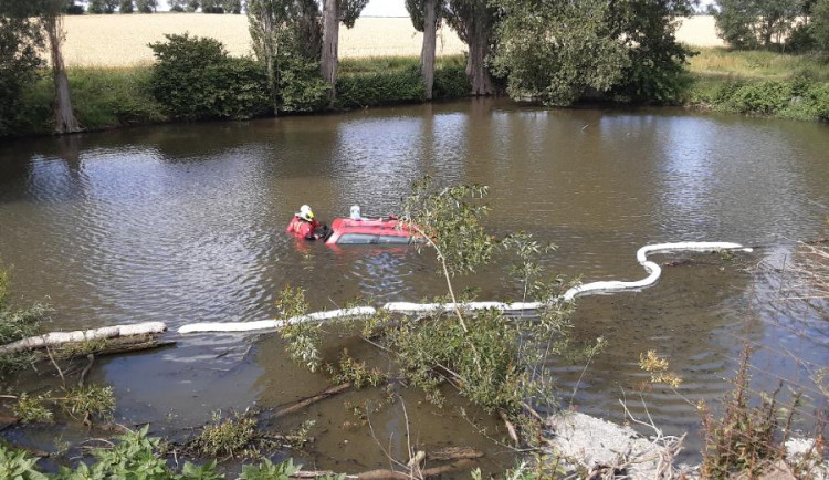 Muž s osobním autem vyjel ze silnice, zastavil se až v rybníce. Foto: poskytla Policie ČR