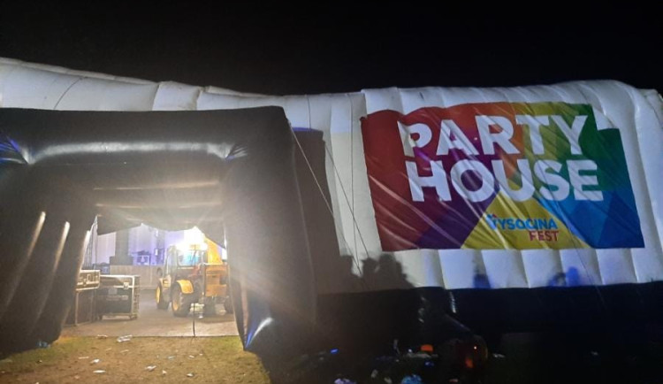 V jihlavské nemocnici skončilo po tlačenici na hudebním festivalu 17 lidí. Tři z nich jsou na JIP