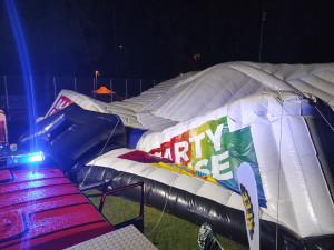 Vítr úřadoval na festivalu v Jihlavě. Spadl tam party stan, zranil několik desítek lidí
