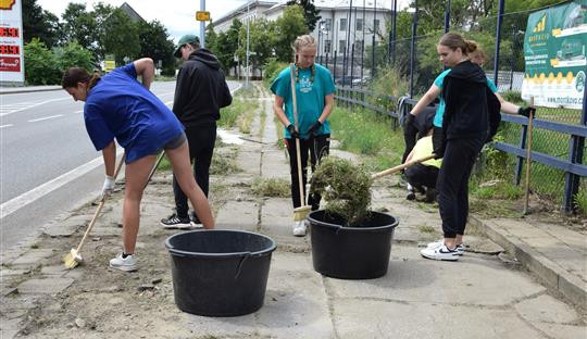 Studenti přes léto zkrášlují Hodonín. Pomáhají i s odstraňováním pohozených odpadků