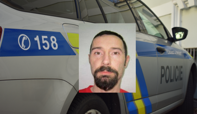 Policie už sedm let pátrá po muži, který má vazby na Jihlavsko. Na levé straně krku má tetování