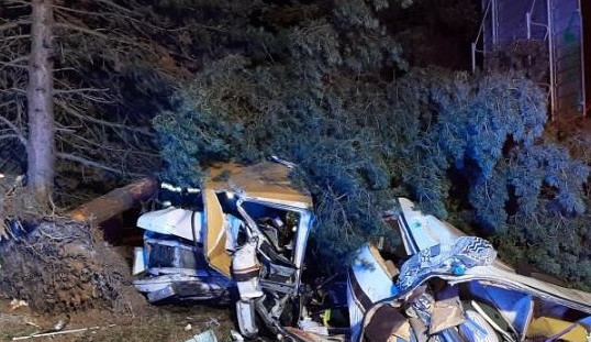 Řidič v Hradební zřejmě usnul a boural. Utrpěl těžké zranění, vrtulník do transportoval do Brna 