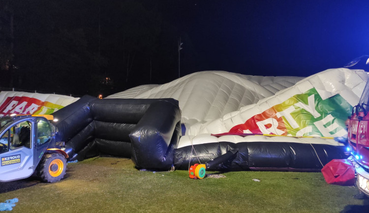 Policie hledá další lidi, kteří byli uvnitř stanu na Vysočina festu. Shání také natočená videa