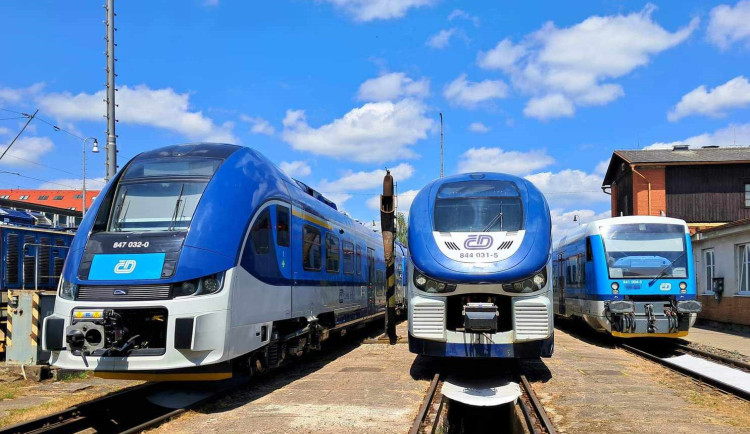 Na kolejích Vysočiny jezdí nové Lišky, mají motory Rolls-Royce. Staré vlaky zamířily do šrotu. Foto: poskytly České dráhy
