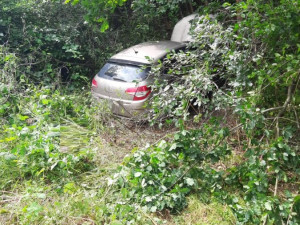 Muž popil alkohol a sedl za volant. Na Třebíčsku boural, spolujezdkyně skončila v nemocnici