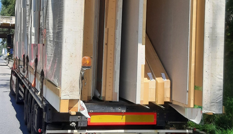 Komplikace na silnici I/34. U Vystrkova boural řidič v náklaďáku, narazil do mostu, který poškodil 