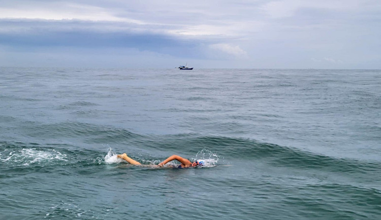 Andrea Klementová zdolala Lamanšský průliv ve štafetě. Za měsíc poplave sólo. Foto: poskytla Andrea Klementová/facebook