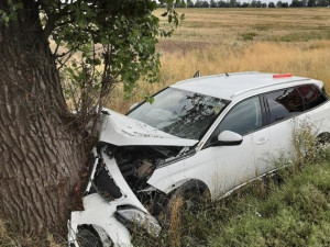 Řidička nevybrala zatáčku, vjela do příkopu a narazila do stromu. Se spolujezdkyní skončila v péči lékařů