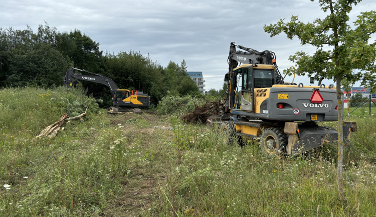 Dělníci začali pracovat na novém parkovišti u jihlavské nemocnice. Stavbu lze sledovat on-line