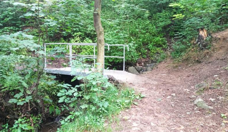 Na radnici v Jihlavě přišlo oznámení o rozbité lávce na lesní cestě. Už je opravená, stálo to 25 tisíc korun 