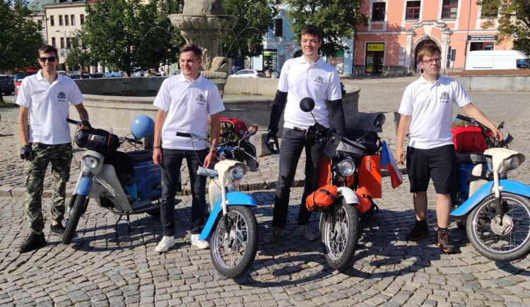 Michal Bauer, Vojtěch Bauer, Vojtěch Vácha a  Štěpán Rychlý na startu své cesty