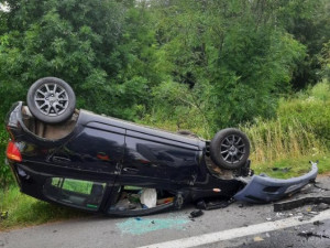 Mladý řidič za volantem náklaďáku nedal přednost osobnímu autu, to skončilo na střeše