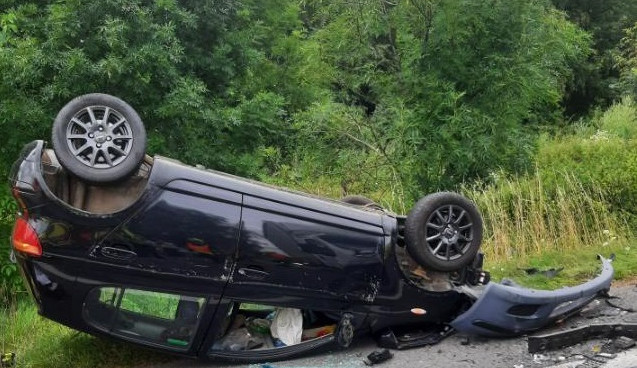 Mladý řidič za volantem náklaďáku nedal přednost osobnímu autu, to skončilo na střeše. Foto: poskytla Policie ČR