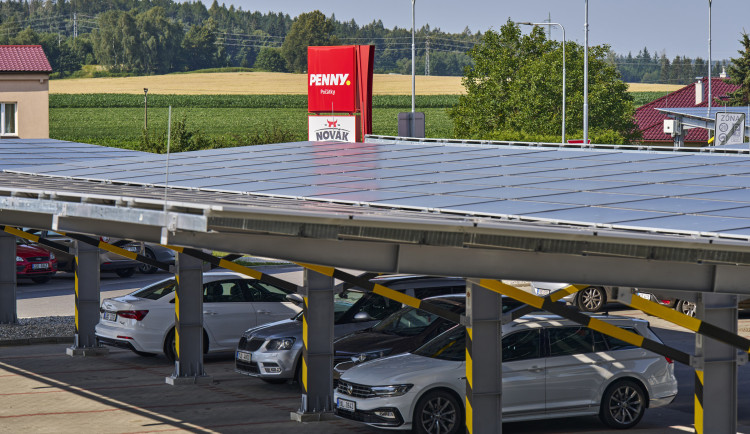 PENNY zprovoznilo v Počátkách největší veřejnosti přístupné solární parkoviště v Česku