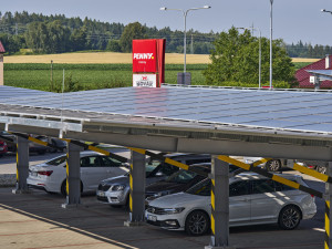 PENNY zprovoznilo v Počátkách největší veřejnosti přístupné solární parkoviště v Česku