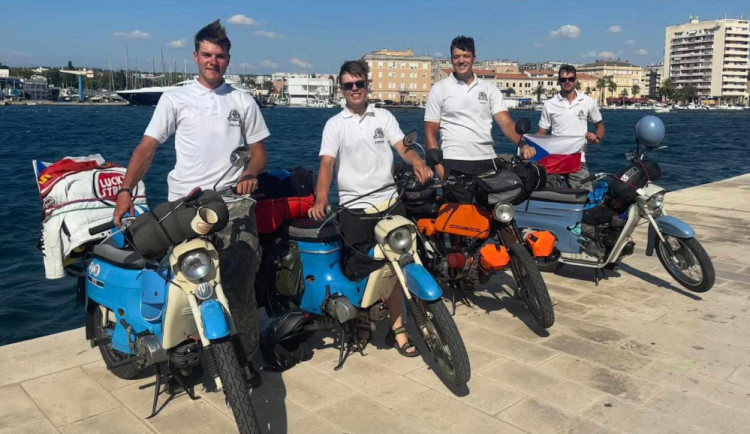 Čtyři mladíci z Jihlavska dojeli na pionýrech až k chorvatskému moři. Motorky vydržely, pauzy jsme dělali po 30 kilometrech, říkají