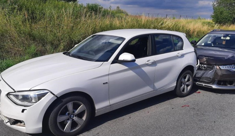 Mladý řidič způsobil nehodu na výpadovce na Pelhřimov. Škoda na třech autech je 300 tisíc korun