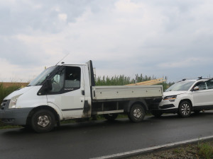 Řidič dodávky zastavil v Rantířově na krajnici a narazil do něj osobák. Policie teď hledá svědky nehody