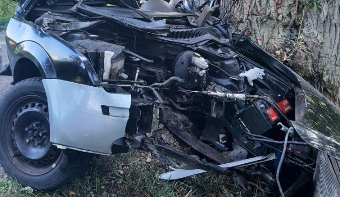 Řidič ve Fordu nevybral zatáčku, dostal smyk a narazil do stromu. Kvůli vážnému zranění pro něj letěl vrtulník 