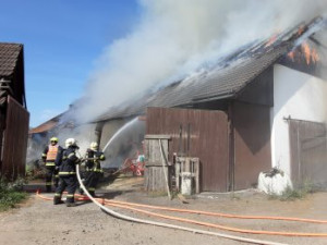 Rozsáhlý požár kravína na Pelhřimovsku, několik krav uhynulo. Na místě zasahuje deset jednotek