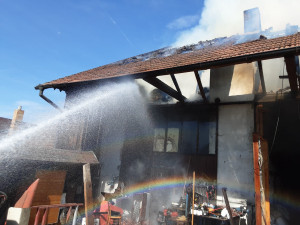 Rozsáhlý požár kravína na Pelhřimovsku, několik krav uhynulo. Na místě zasahuje deset jednotek