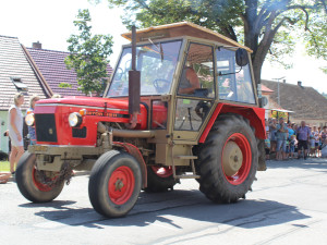 Tradice pokračuje. Pouťová sobota patřila i letos v Kamenici traktorům ve všech podobách