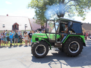 Tradice pokračuje. Pouťová sobota patřila i letos v Kamenici traktorům ve všech podobách