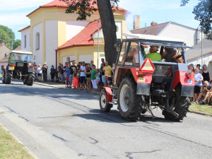 Tradice pokračuje. Pouťová sobota patřila i letos v Kamenici traktorům ve všech podobách