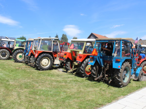 Tradice pokračuje. Pouťová sobota patřila i letos v Kamenici traktorům ve všech podobách
