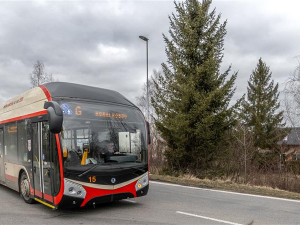 V Pávovské ulici se opravuje silnice, zpoždění se nevyhne řidičům osobních aut ani cestujícím v MHD